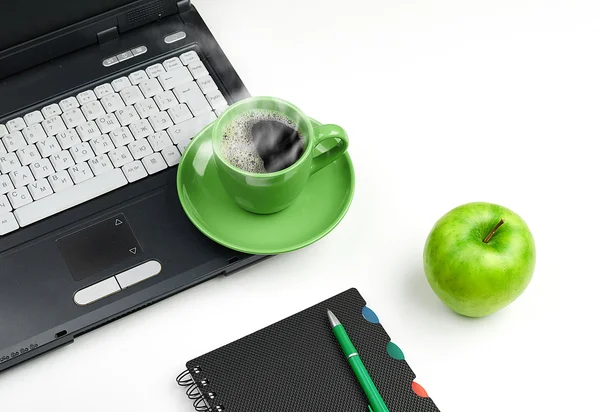 Зеленое яблоко на worplace — стоковое фото