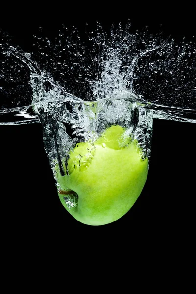Крупным Планом Зрения Зеленого Яблока Падения Воду Сложенные — стоковое фото