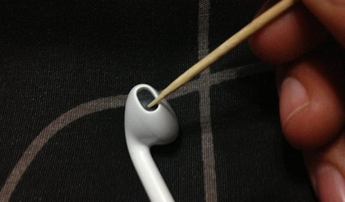 Apple EarPods очистка зубочисткой