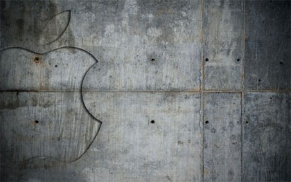 apple на фоне металла