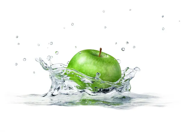 Зеленое яблоко, брызги в воду. крупным планом вид сбоку, с глубиной — стоковое фото