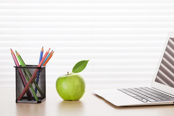 Управление на рабочем месте с ноутбуком, яблоко — стоковое фото