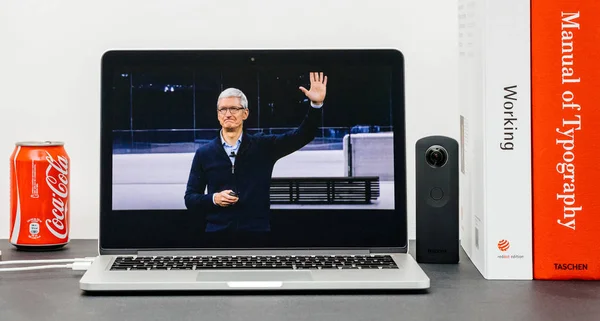 Основной Apple Тим Кук свидания руками конец Keynote — стоковое фото