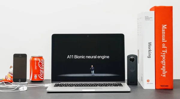 Apple Keynote с Фил Шиллер, представляя iphone X 10 a11 — стоковое фото