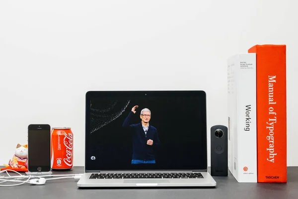Основной Apple Тим Кук свидания руками конец Keynote — стоковое фото