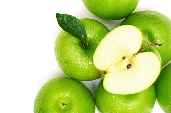 Фрукты зеленого яблока и половина из apple и зеленые листья — стоковое фото